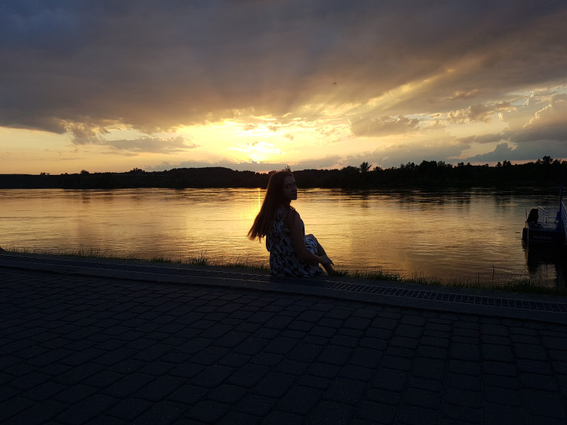 Dziewczyna na tle zachodzącego słońca - Kazimierz Dolny